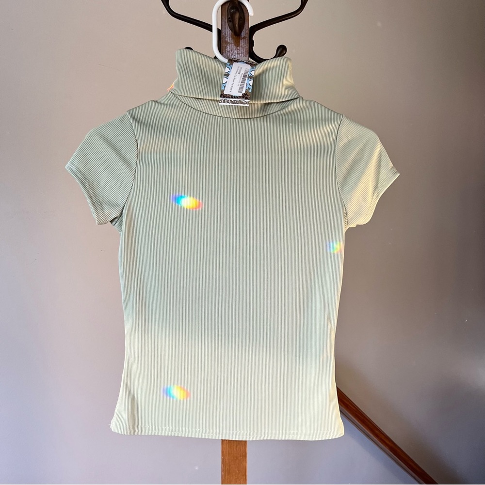 Green high neck tee